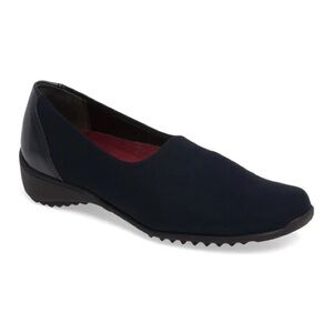 Munro Traveler Stretch Slip-On in Black - Size 7.5 M